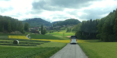 Reisecar fährt auf einer Landstrasse.