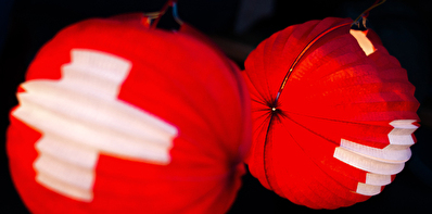 Zwei Lampions mit der Schweizer Flagge abgebildet.