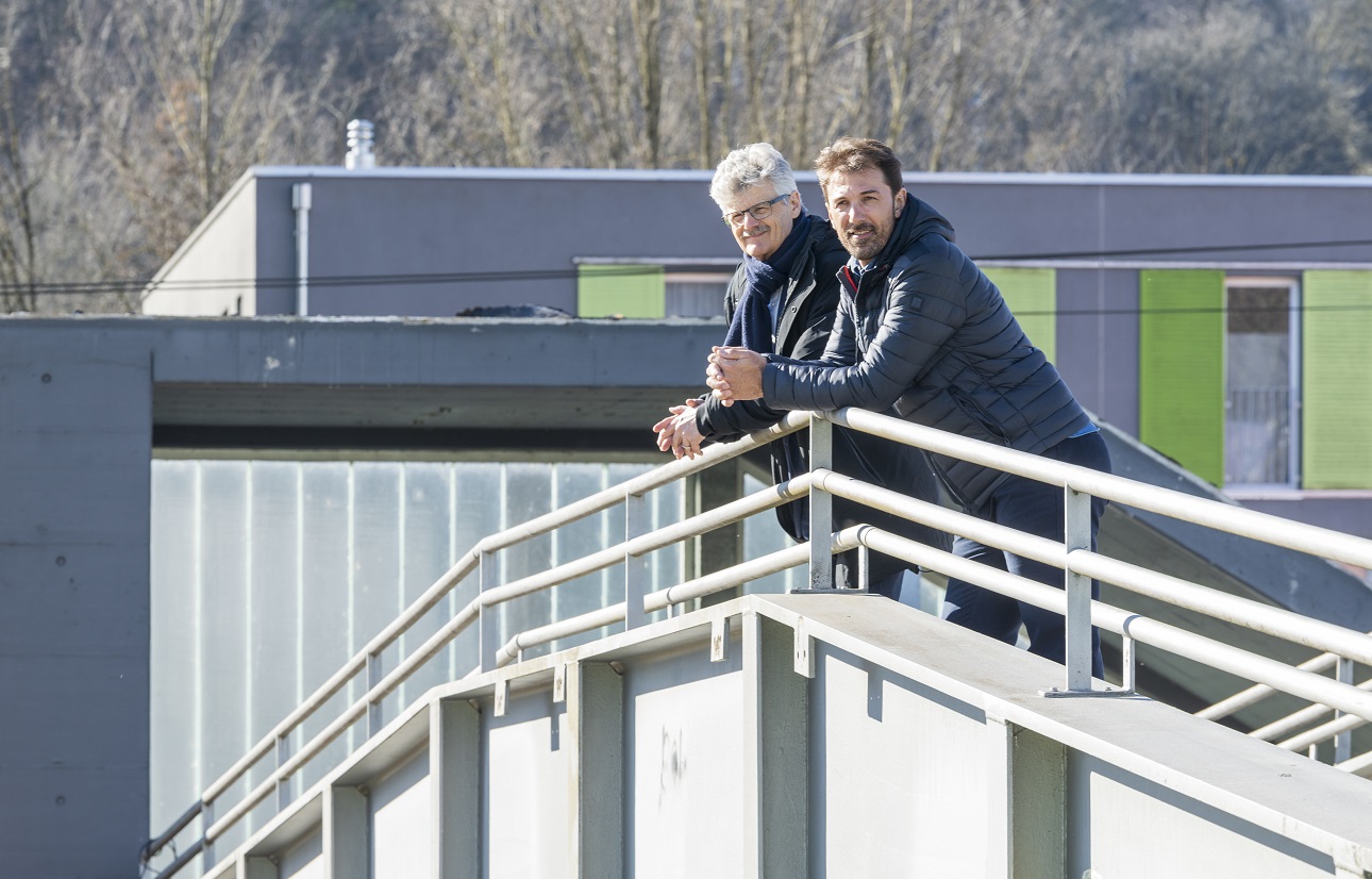 Fabian Cancellara und Gemeindepräsident Marco Rupp auf Brücke