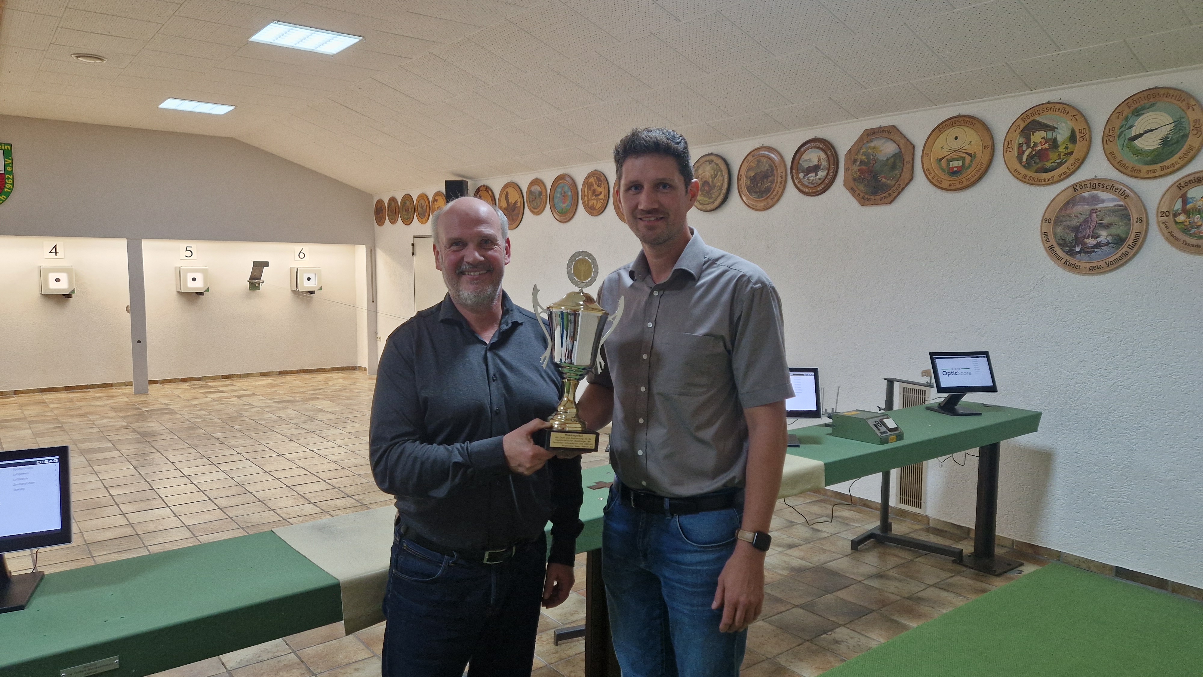 Bürgermeister Stefan Kaiser übergibt den Wanderpokal an den Sieger David Kramer