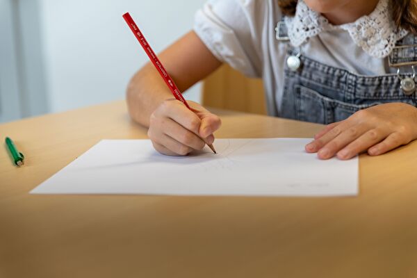 Enfant qui dessine