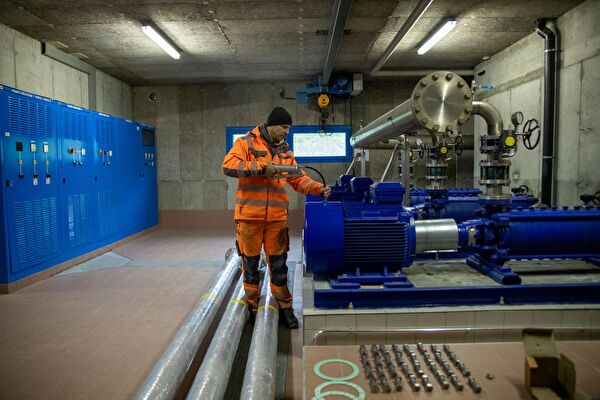 Employé des travaux public à la station de pompage