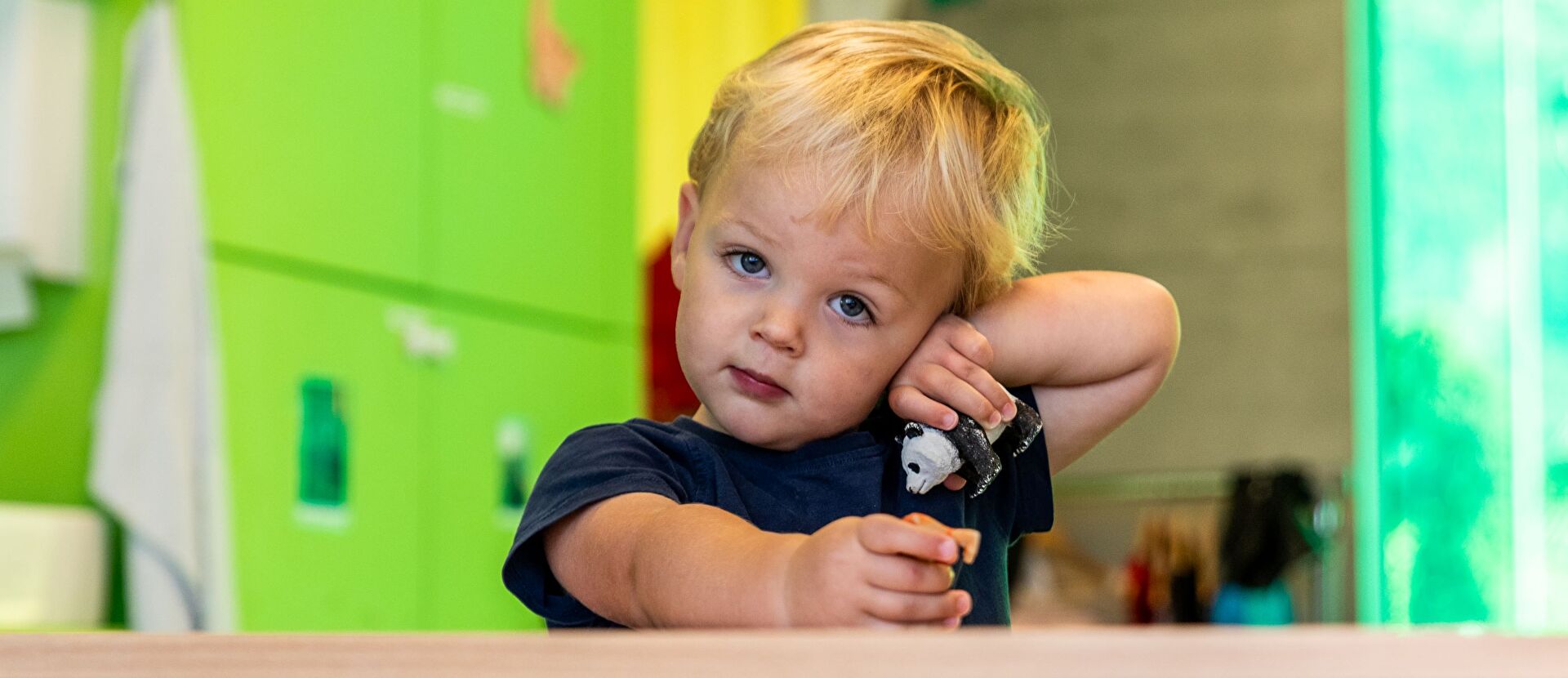 Enfant qui joue à la crèche