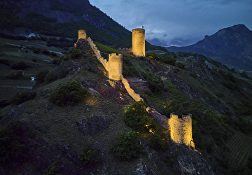 murailles de Saillon éclairée dans la nuit