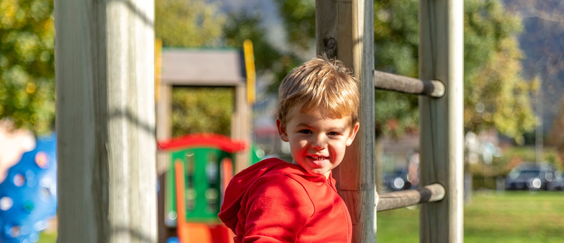 Enfant qui joue au jardin d'enfant