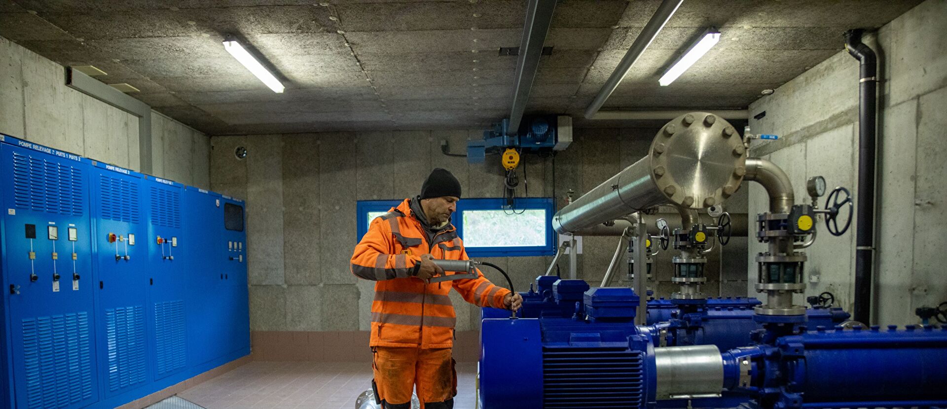 Employé des travaux public à la station de pompage