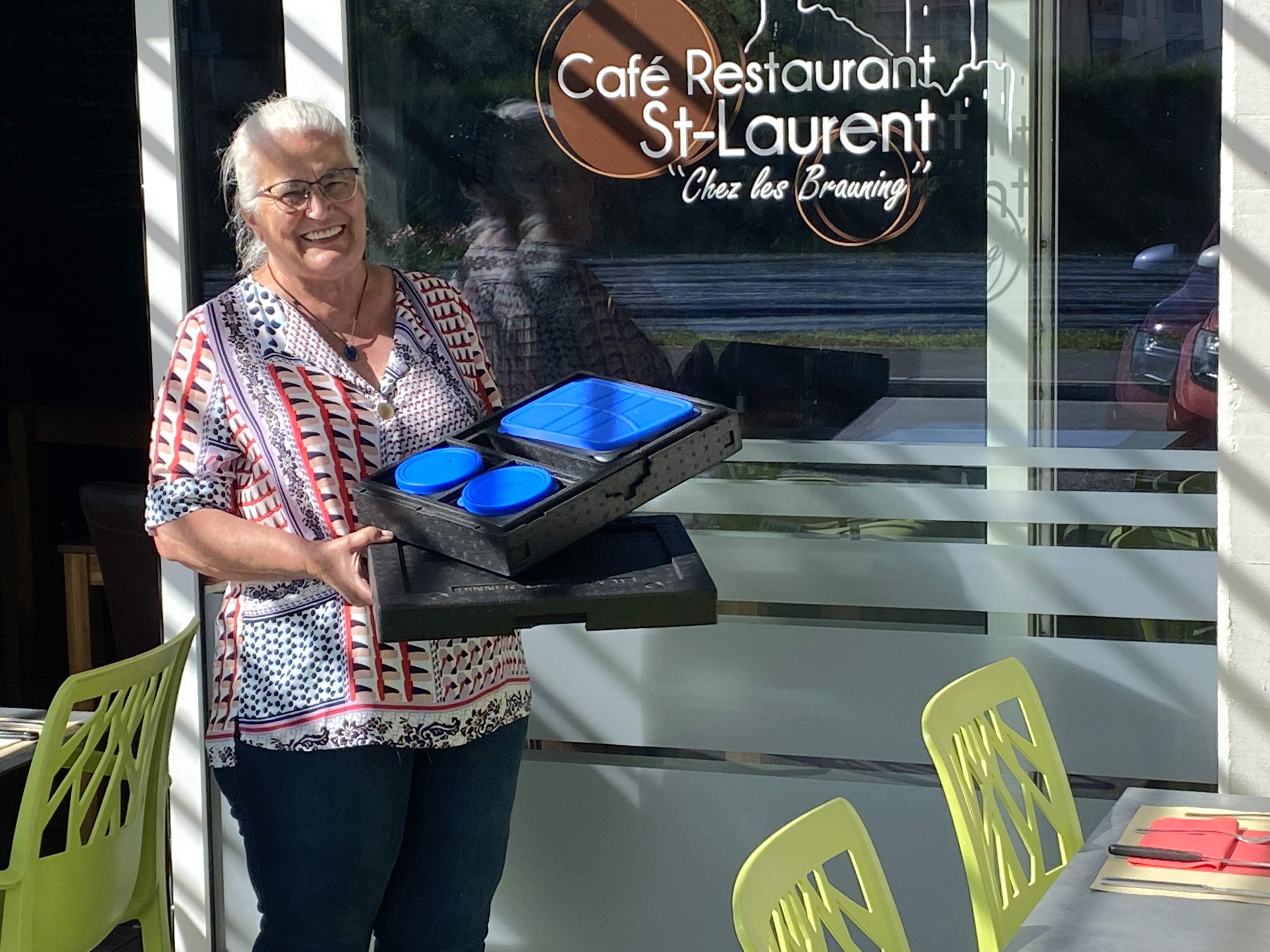 Bénévole ABS qui livre un repas