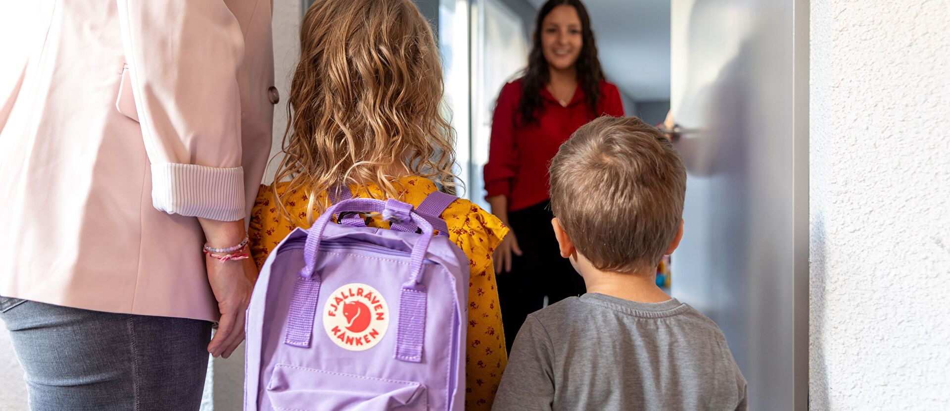 Enfants qui arrivent chez la maman d'accueil