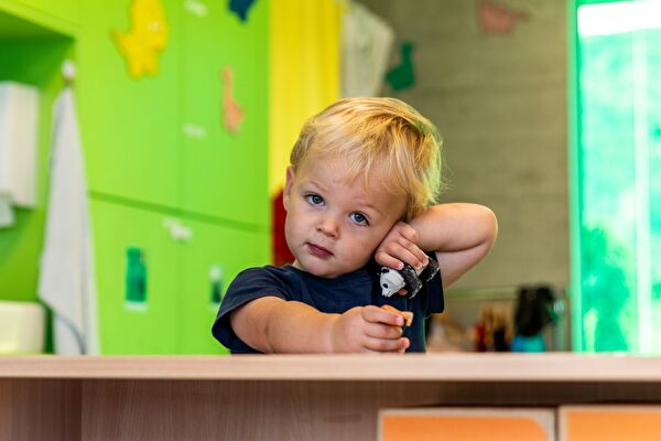 Enfant qui joue à la crèche