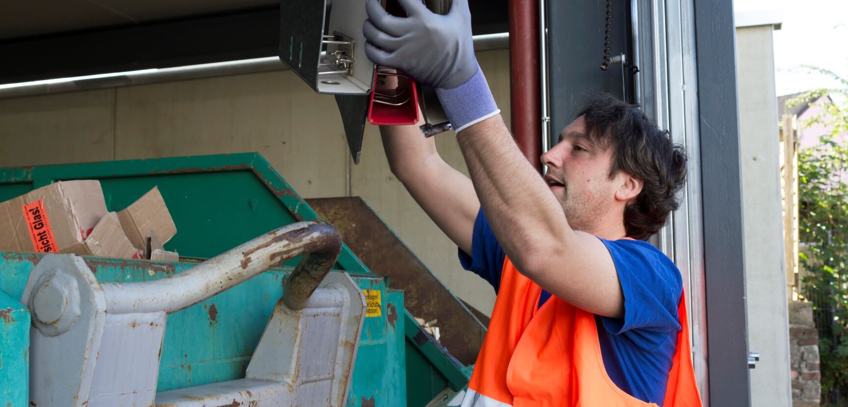 Employé de la déchetterie triant des déchets