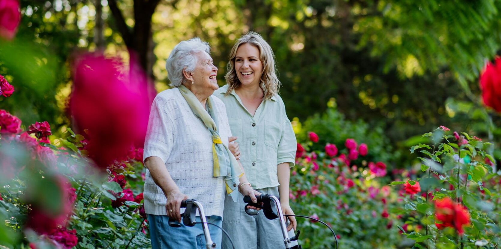 Senior avec une proche