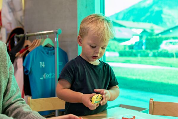 Enfant qui joue à la crèche