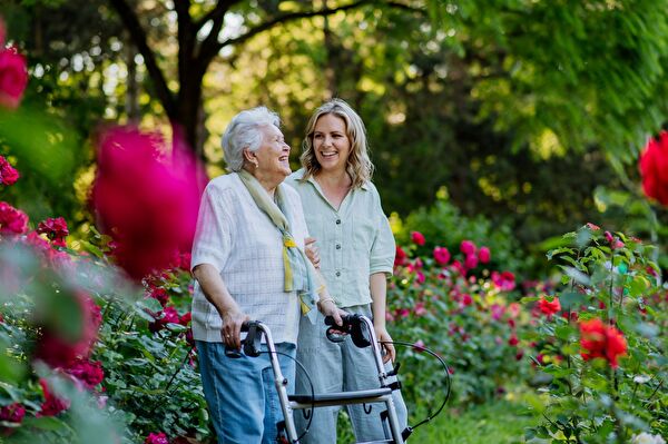 Senior avec une proche