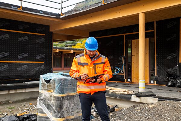 Collaborateur des services techniques sur un chantier