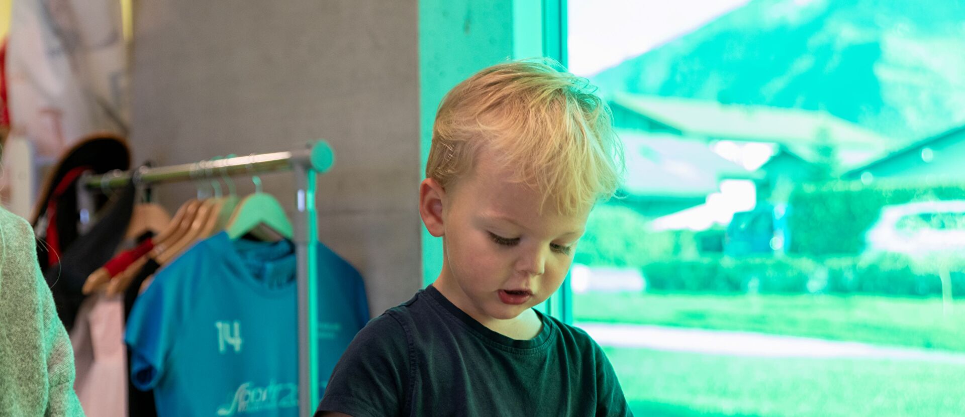 Enfant qui joue à la crèche