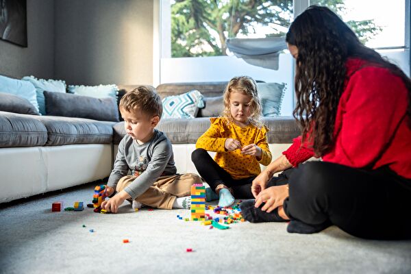 Enfants qui jouent avec une maman d'accueil