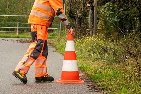 Employée qui pose un cône