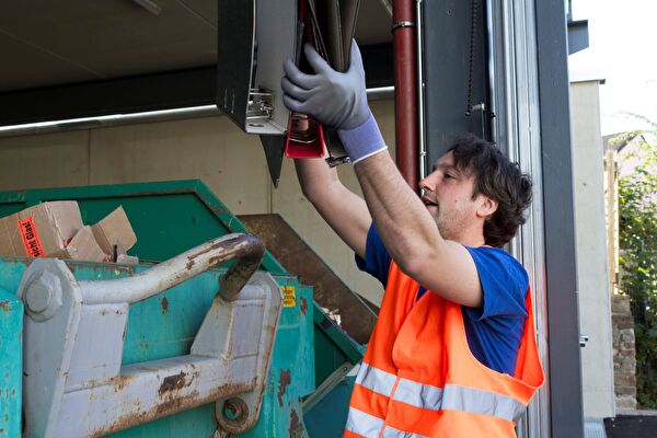 Employé de la déchetterie triant des déchets