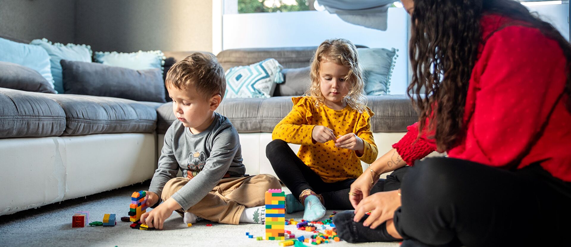 Enfants qui jouent avec une maman d'accueil