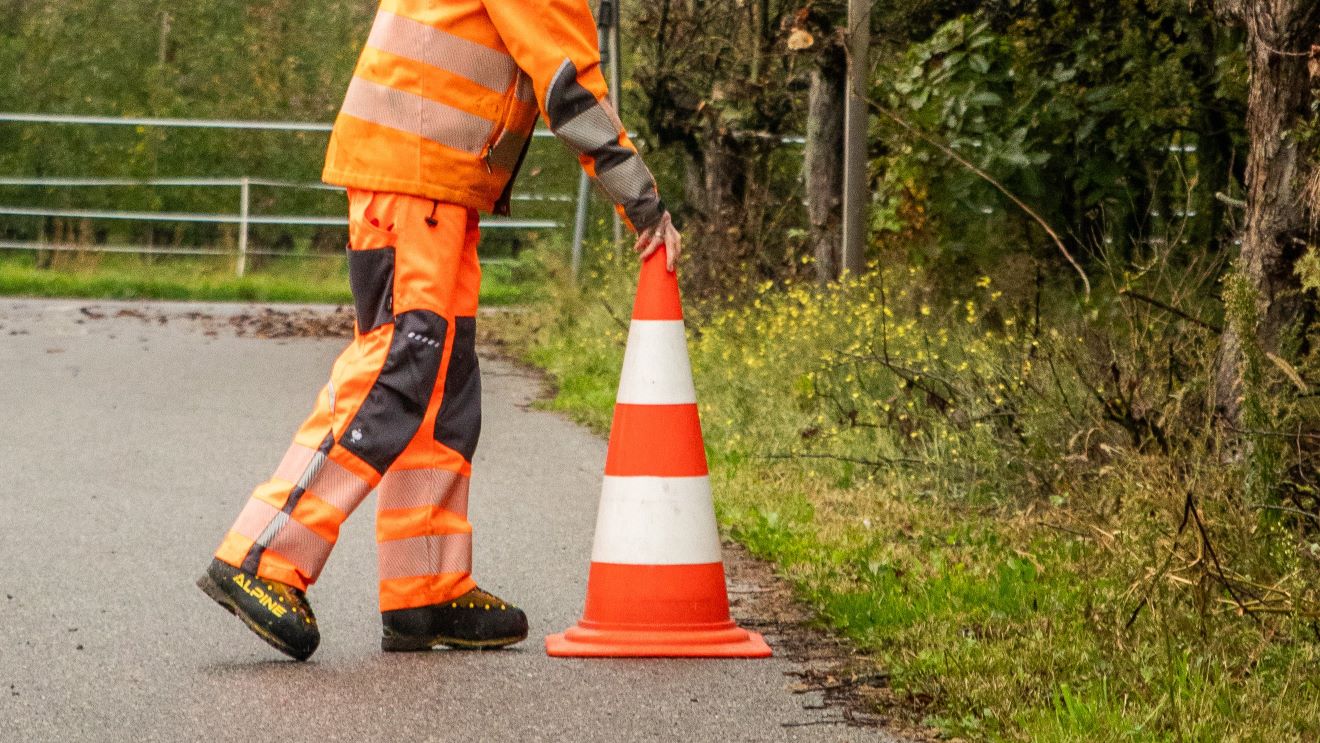 Employée qui pose un cône