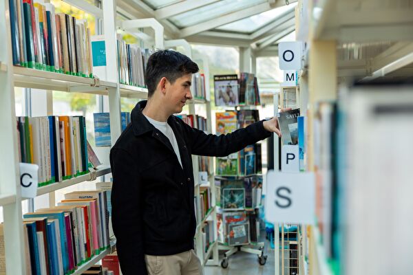 Bibliothécaire conseille un client