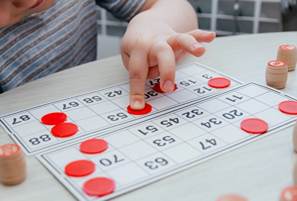 Enfant qui joue au loto