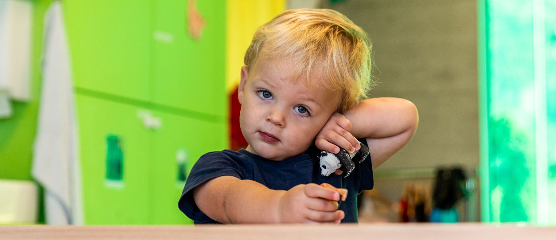 Enfant qui joue à la crèche