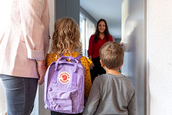 Enfants qui arrivent chez la maman d'accueil