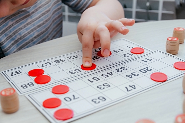 Enfant qui joue au loto