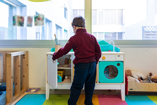 Enfant qui joue à la crèche