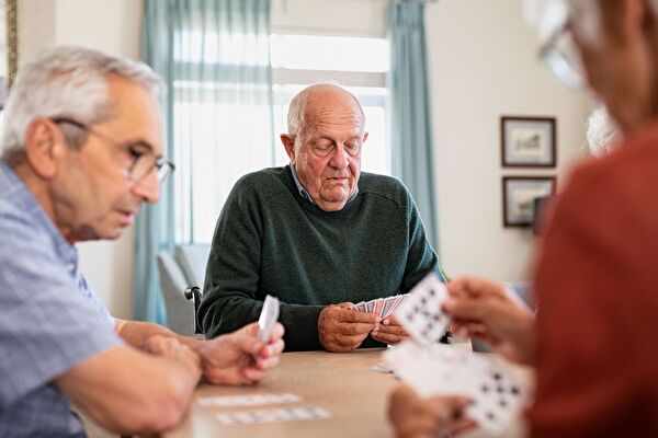 Seniors qui jouent aux cartes