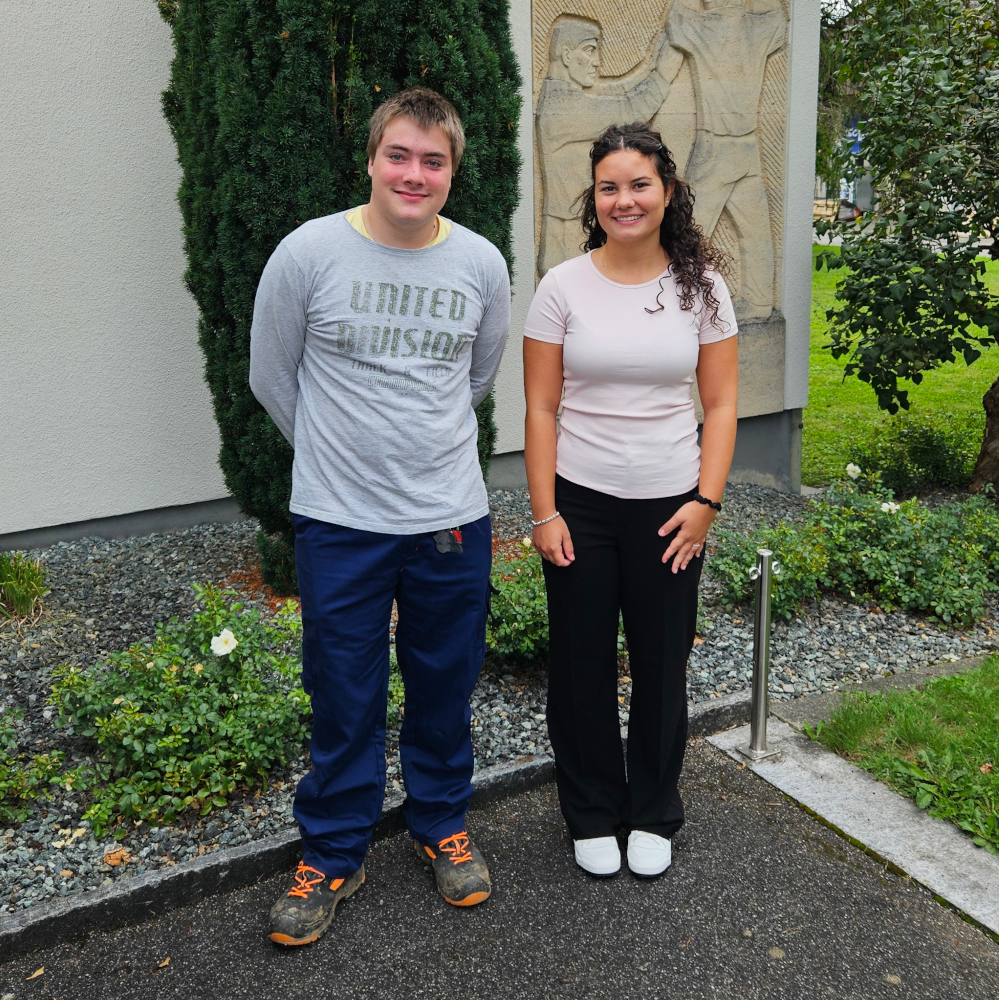 Marcel und Antonela vor dem Gemeindehaus
