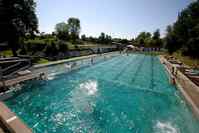 Blick auf Schwimmbecken