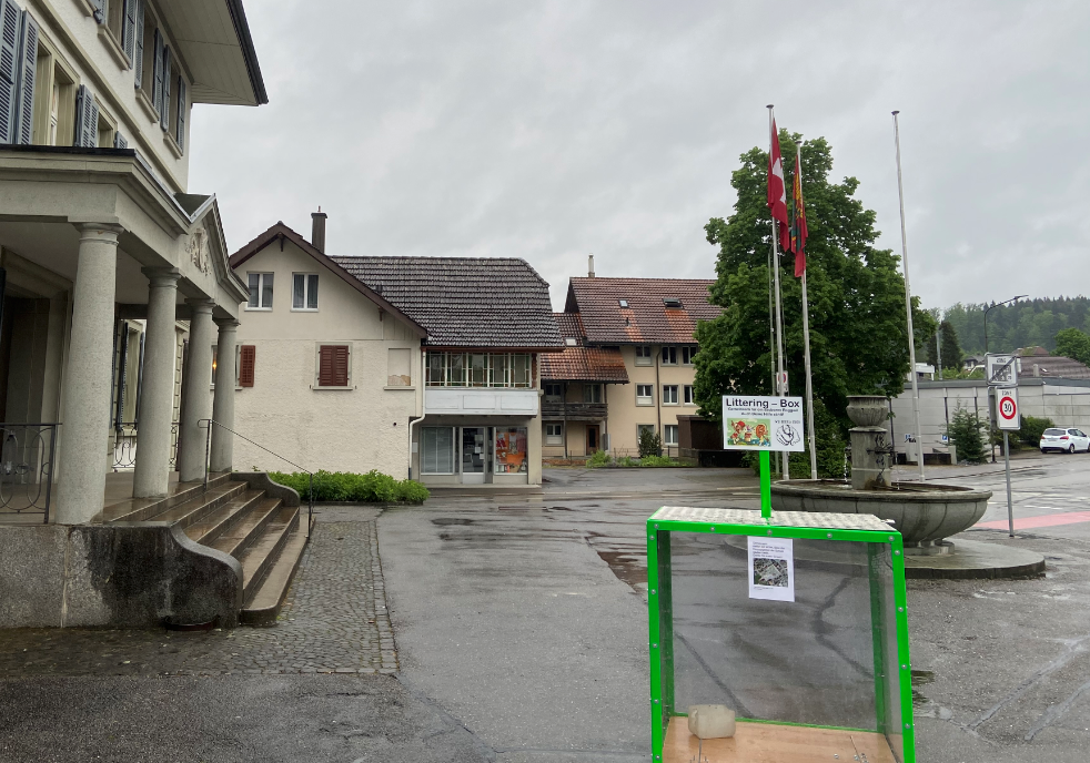 Litteringbox auf dem Pausenplatz beim Dorfschulhaus