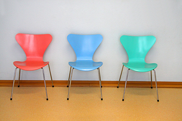 Bild von leeren Stühlen