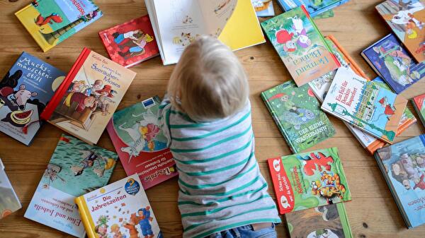 Kind das Bilderbuch anschaut