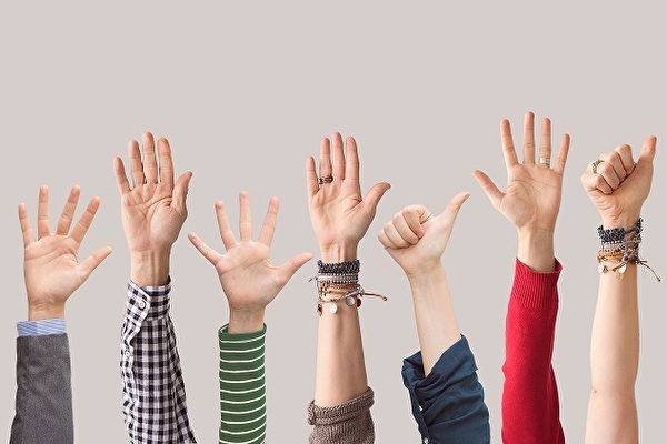 Bild von hochgestreckten Armen