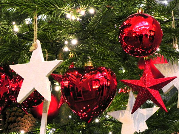 Weihnachtsbaum mit Christbaumkugeln