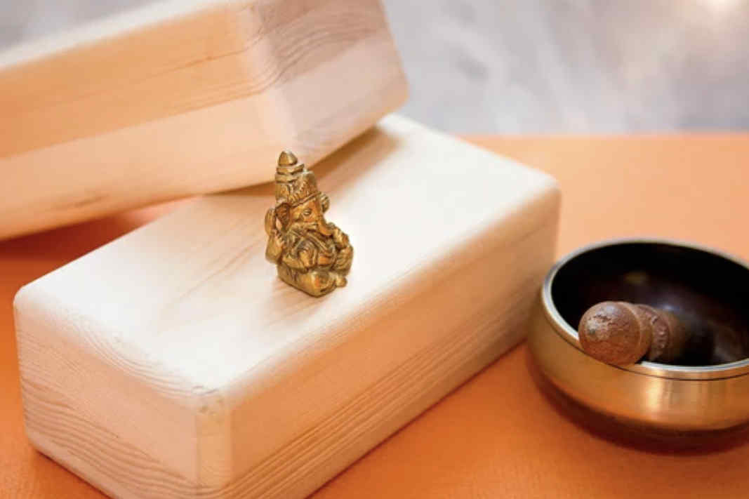 Yogablöcke mit Buddha und Klangschale