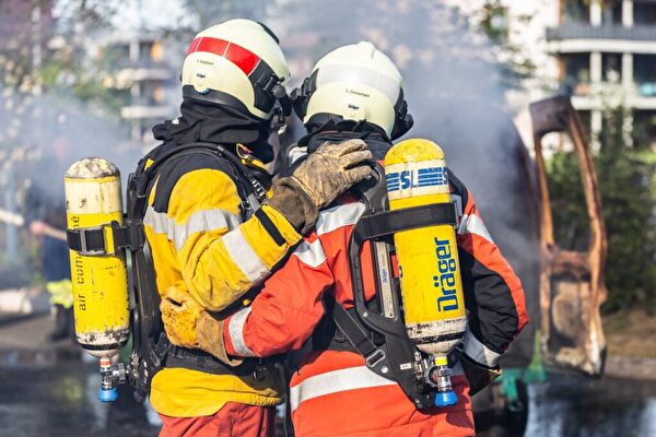 Zwei Feuerwehrmänner