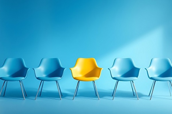 Bild eines leeren Stuhles