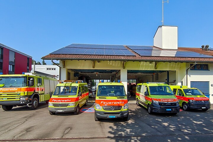 Bild des Feuerwehrgebäudes mit allen Feuerwehrfahrzeugen
