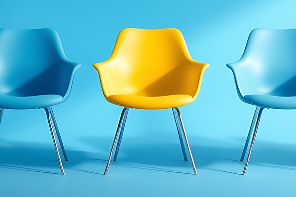 Bild eines leeren Stuhles