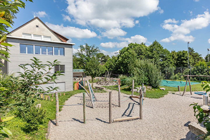 Bild Schulhaus Hagacher mit Spielplatz
