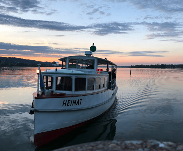 Bild Schiff Heimat auf dem Greifensee bei Abendrot