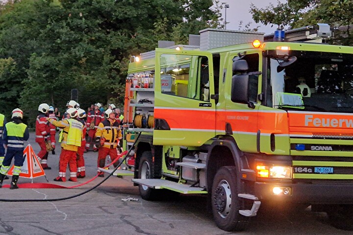 Bild einer Feuerwehrübung auf dem Pausenplatz Hagacher