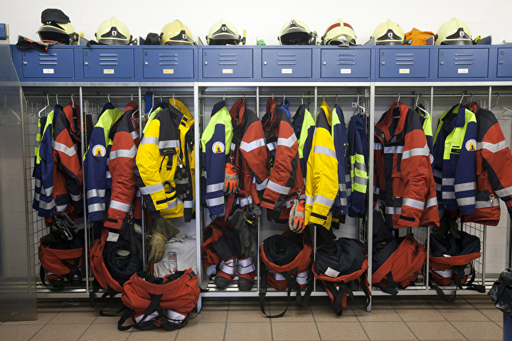 Bild einer Feuerwehrgarderobe mit Feuerwehrkleidung in Garderobenkästen