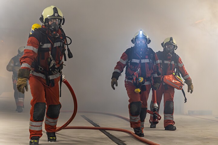 Bild von Feuerwehrleuten in einer verrauchten Tiefgarage