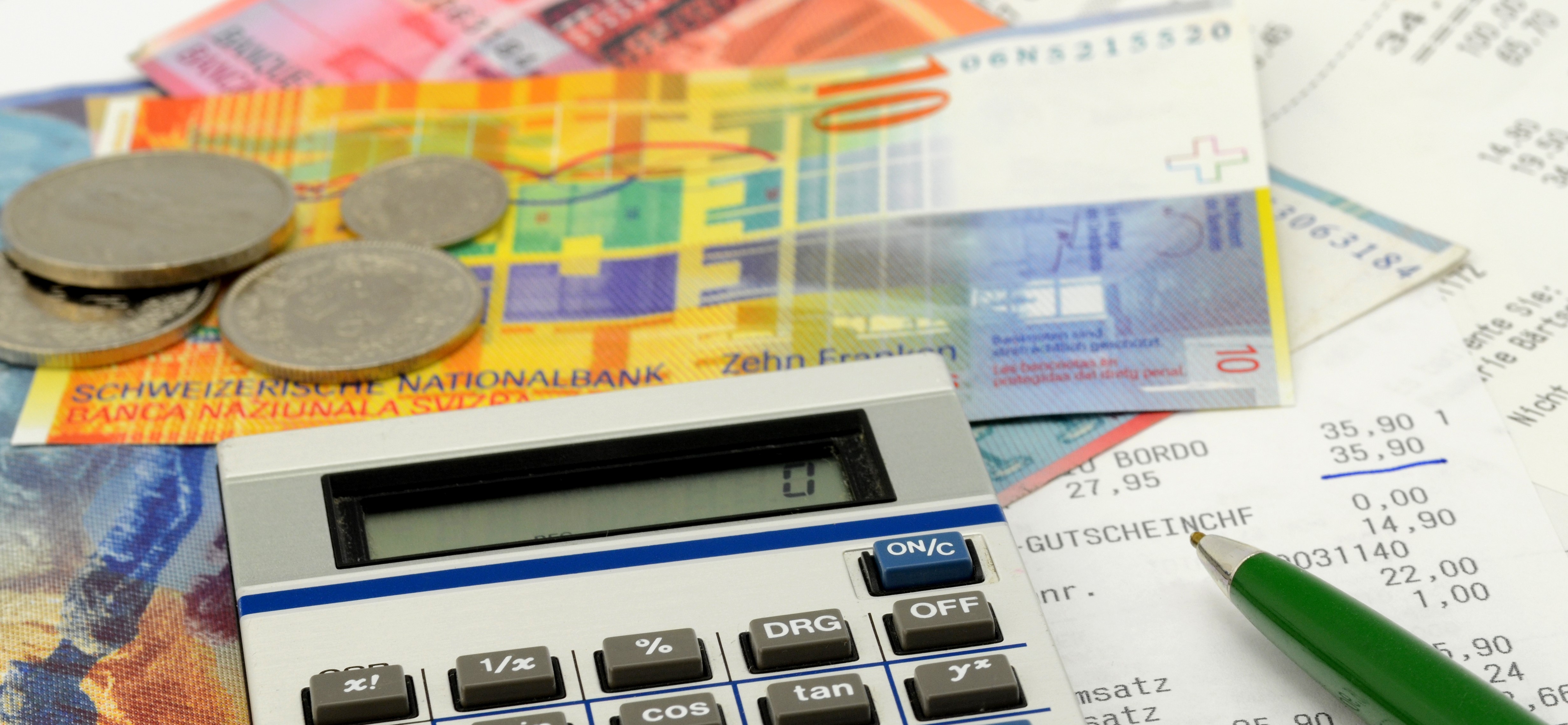 Bild von Banknoten mit Münzen und Taschenrechner