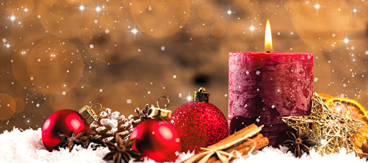 Weihnachtsbaumkugeln und Kerze